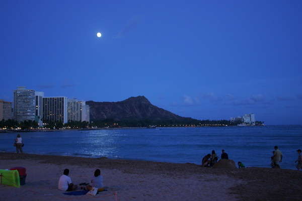 Moonrise Waikiki over Diamond Head